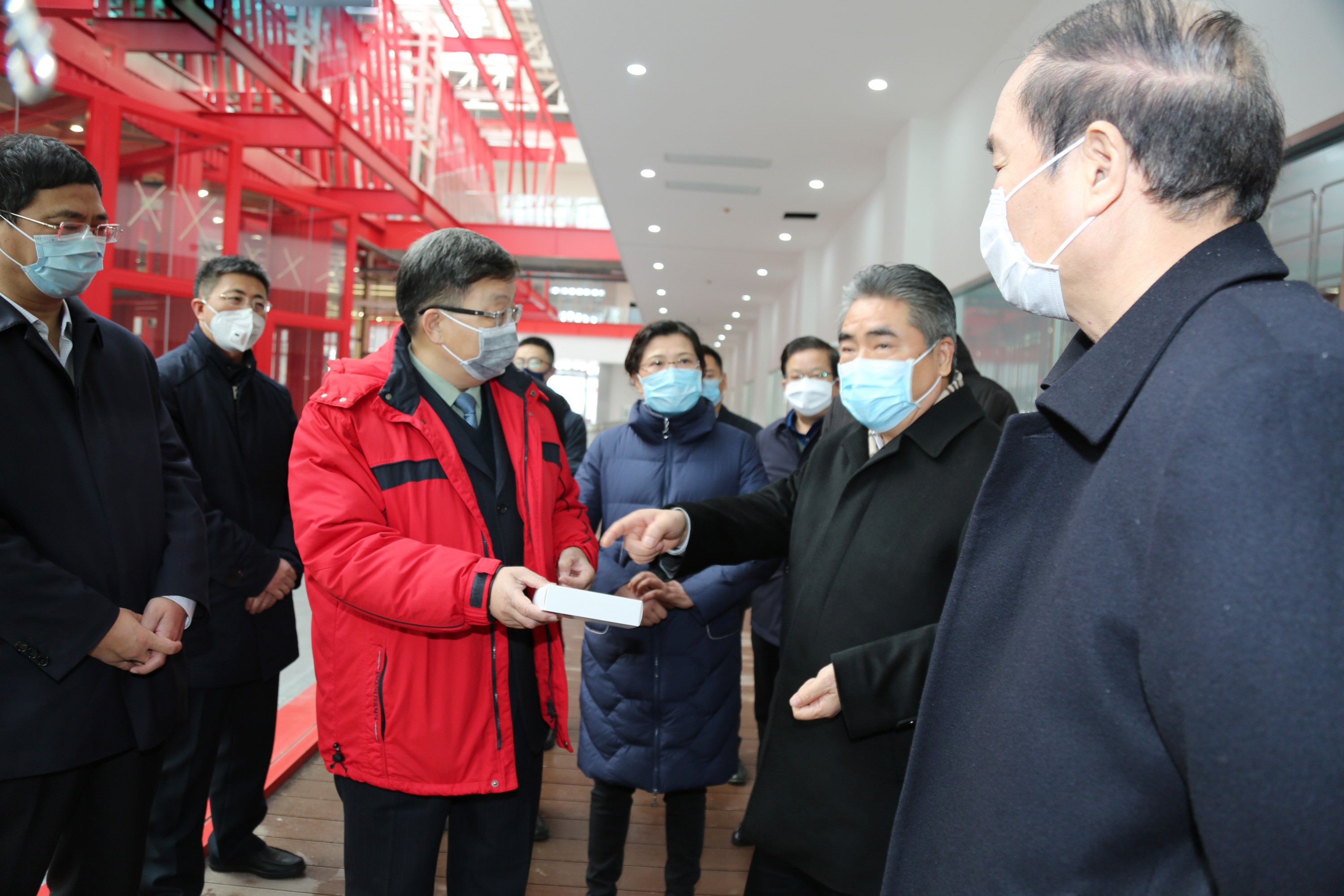 市委书记项雪龙一行莅临xk体育官网药业 关怀指导新冠肺炎防控药物生产工作